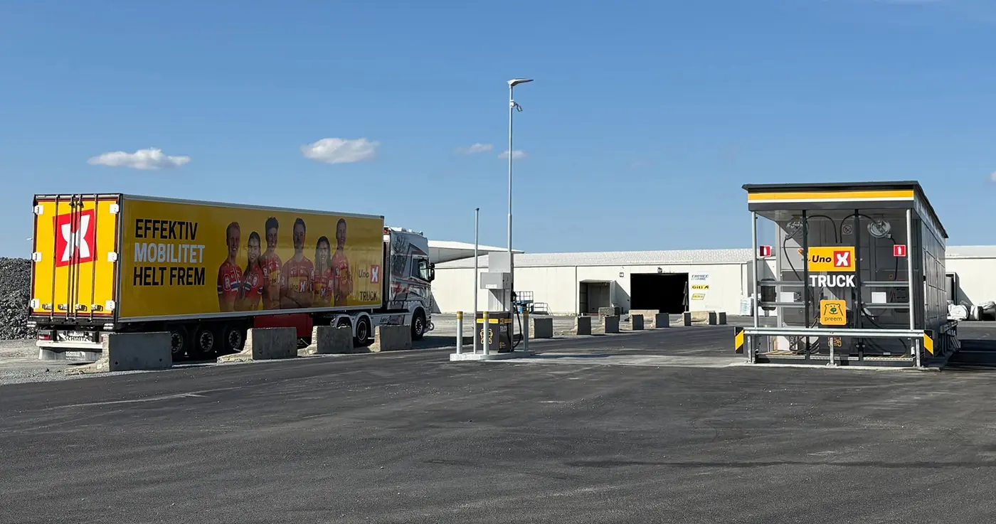 Vogntog fra Leiv Sand Transport med Uno-X-tilhenger «Effektiv mobilitet helt frem» ved en Uno-X-truckdieselstasjon