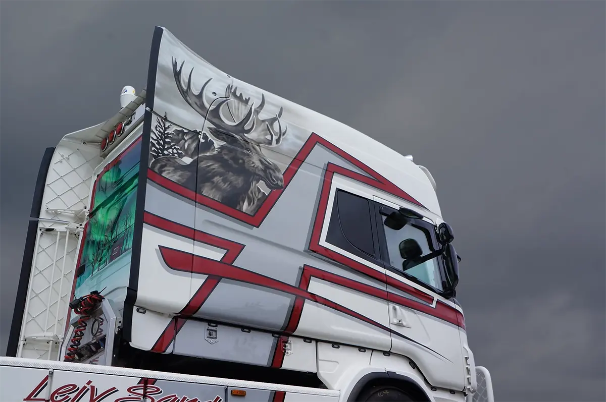 Del av flåten til Leiv Sand Transport — Scania-vogntog