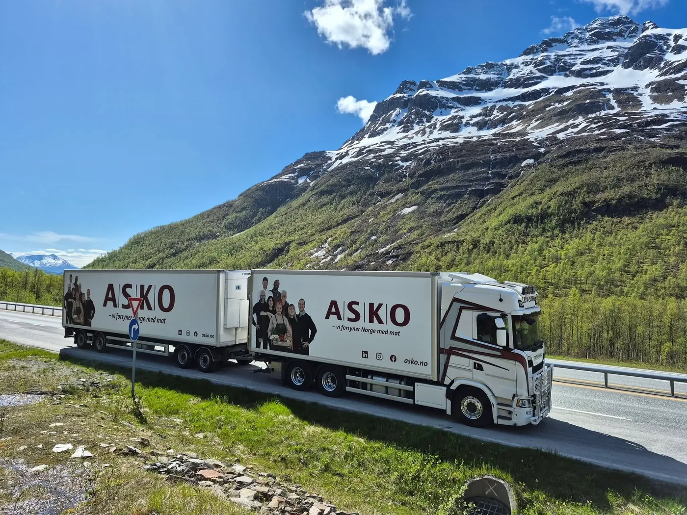 Termovogntog fra Leiv Sand Transport i ASKO-profil på en norsk fjellveg
